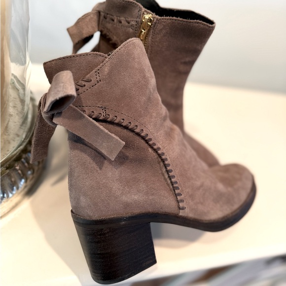 UGG women's Fraise whipstitch chunky heel suede  ankle boots size 8 - Picture 7 of 16